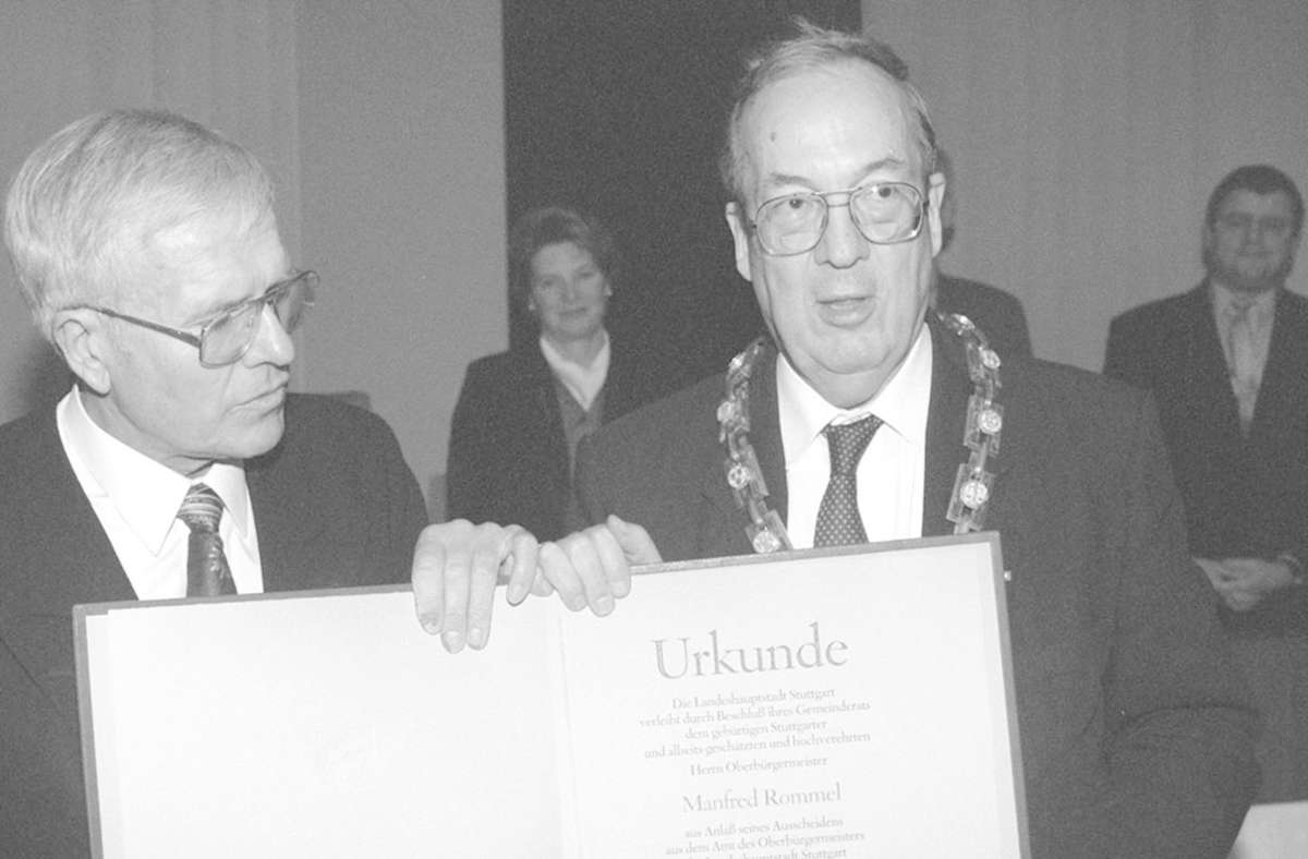 Der scheidende Stuttgarter Oberbürgermeister Manfred Rommel (rechts) erhält am 19. Dezember 1996 während der letzten von ihm geleiteten Gemeinderatssitzung im Rathaus die Ehrenbürgerschaft der baden-württembergischen Landeshauptstadt verliehen. Der Stuttgarter Finanzbürgermeister Klaus Lang (links) überreicht ihm die Urkunde.