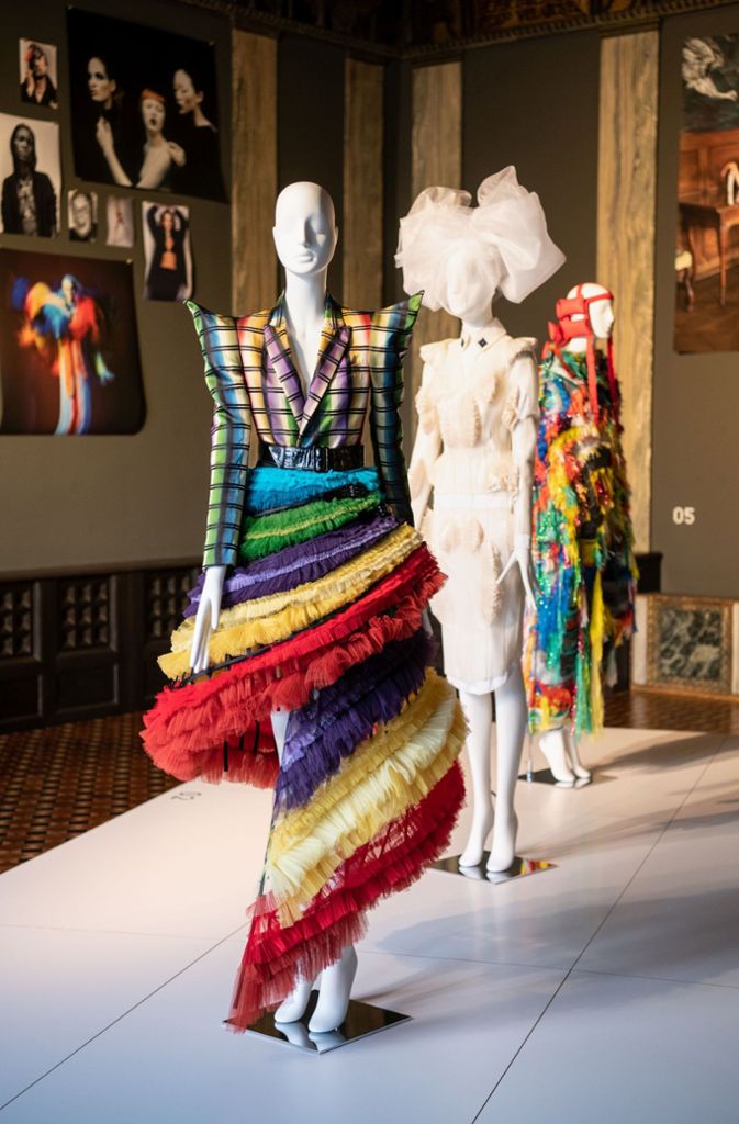 Modelle aus der Saison 2019 sind in der Villa Stuck ausgestellt – im Vordergrund: Jean Paul Gaultiers fröhlich regenbogenfarbenes „MexiCan-Can“-Kleid mit gerafften Tüllbahnen, Reifrock, Seidenjacke.