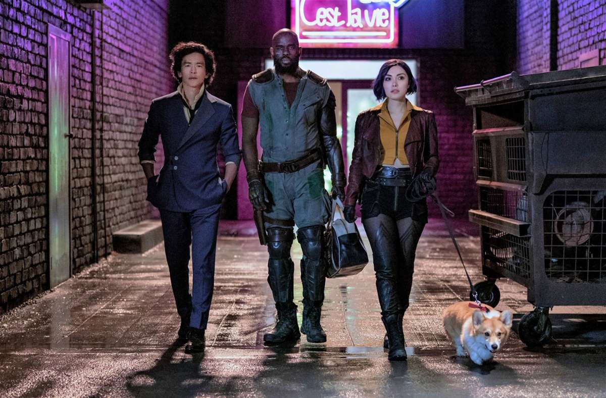 John Cho als Spike Spiegel,  Mustafa Shakir als Jet Black und Daniella Pineda als Faye Valentine (von links) auf der Suche nach dem nächsten Schwerverbrecher. Foto: Netflix/Nicola Dove