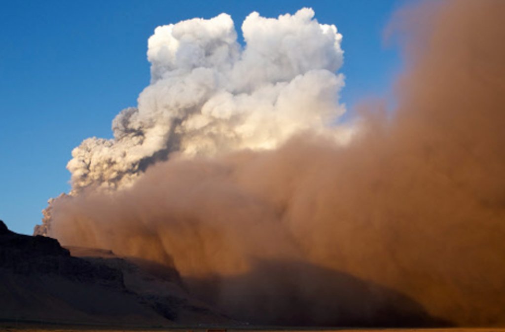 Am 20. März 2010 brach ein Vulkan im Gebiet des Eyjafjallajökull-Gletschers (Island) aus. Etwa 600 Menschen mussten ihre Häuser verlassen. Die meisten konnten jedoch schon wieder wenige Tage nach dem Ausbruch zurück.