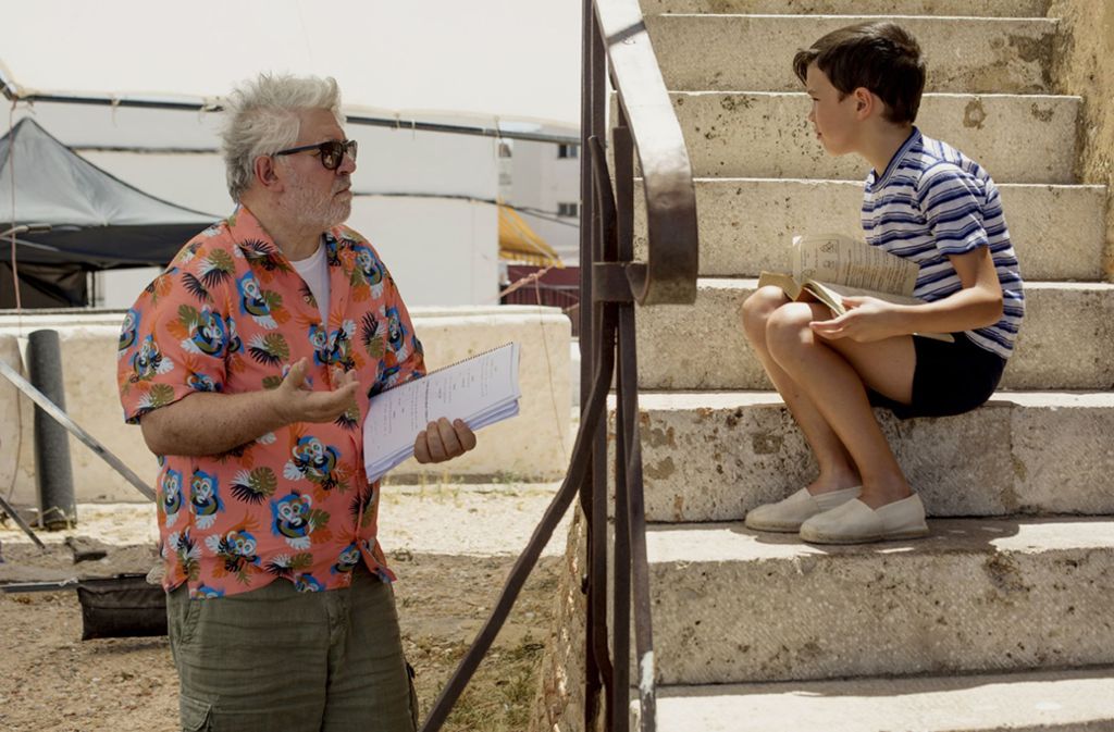 Regisseur Pedro Almodóvar gibt dem jungen Salvador Mallo (Asier Flores) Regieanweisungen.