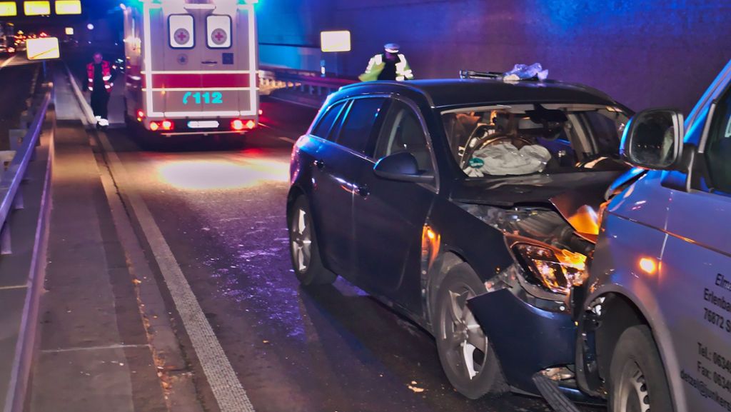 Unfall auf der B10 in Karlsruhe: Falschfahrer schwer verletzt