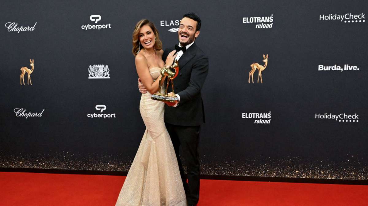 Sänger Giovanni Zarrella und seine Frau Jana Ina Zarrella jubeln mit dem Bambi in der Kategorie „Entertainment“.