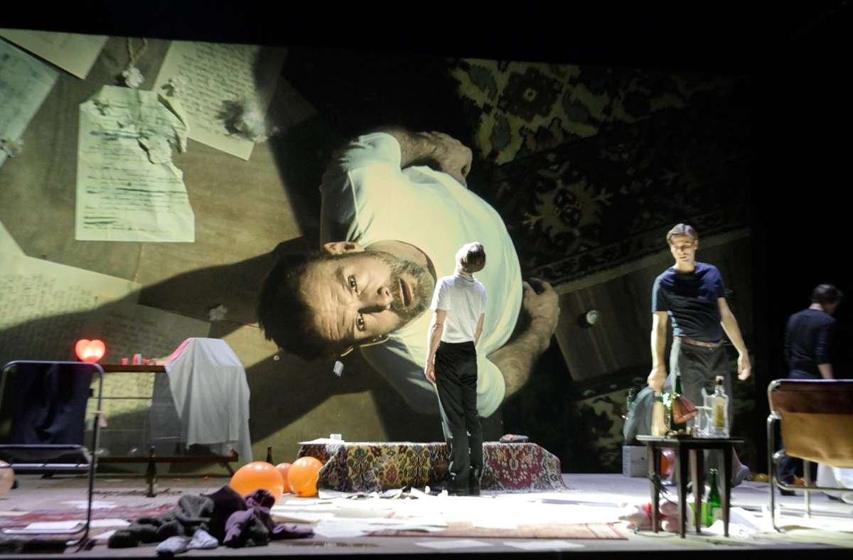 In Robert Ickes Tschechow-Inszenierung „Iwanow“ verkörperte Felix Strobel (re.) den Arzt, einen sanften Weltverbesserer. Benjamin Grüter (auf dem Videobild) spielte den depressiven Titelhelden.