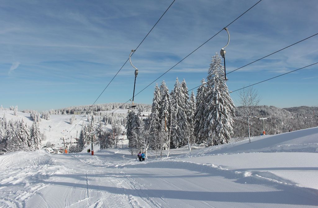 Das Skigebiet Feldberg gehört zu den beliebtesten Skiregionen in Deutschland. Auf fast 1500 Metern Höhe schlägt hier jedes Wintersport-Herz höher.
