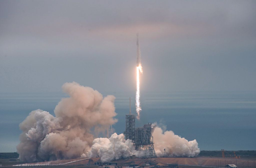 Die Rakete der privaten Raumfahrtfirma SpaceX befördert eine Dragon-Raumfähre mit Geräten zur Überwachung der Erdatmosphäre, Material für medizinische Versuche sowie Nahrung für die sechs Astronauten an Bord der Raumstation.