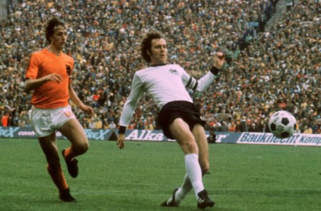 Stilprägend: Franz Beckenbauer verband Eleganz und Effizienz am Ball, Johan Cruyff (links) verkörperte den "Totaalvoetbal" – und hatte im WM-Finale 1974 das Nachsehen.