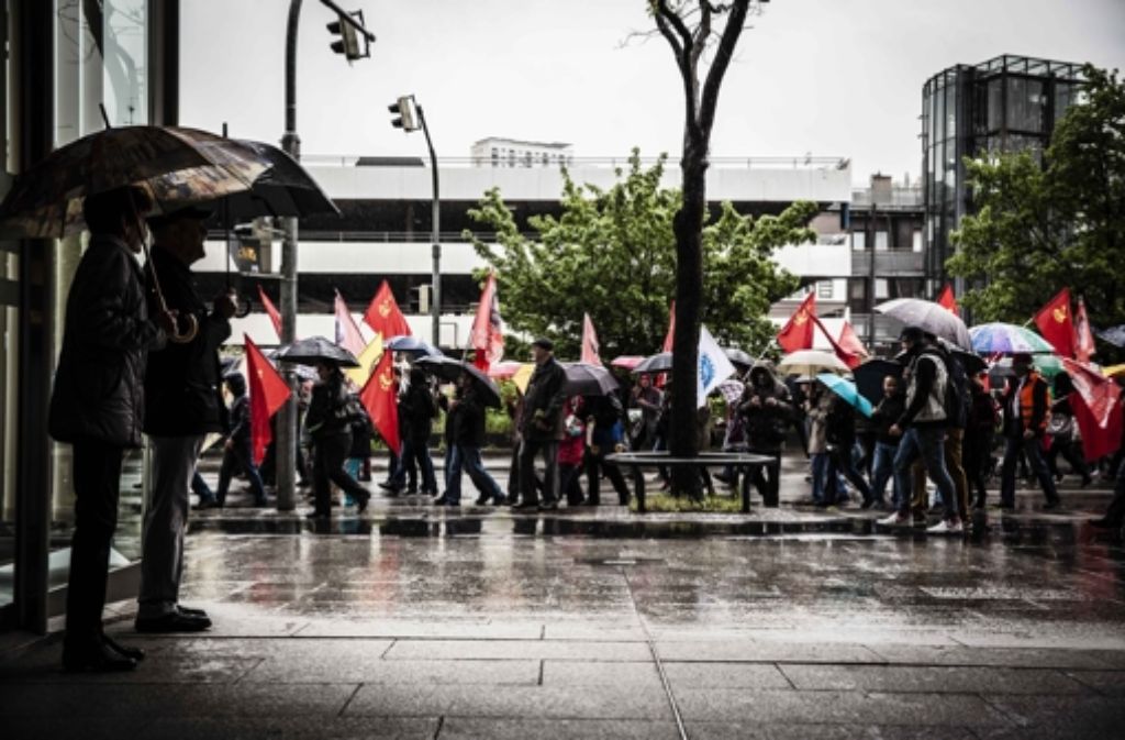 Die Demo zieht trotz Regens durch die Straßen Stuttgarts.