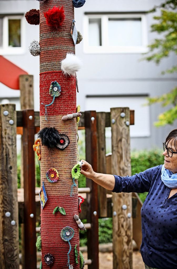 Auch das Yarn Bombing, die Strickerein, die Geländer und Straßenlaternen verschönern, kommen beim japanischen Publikum gut an.
