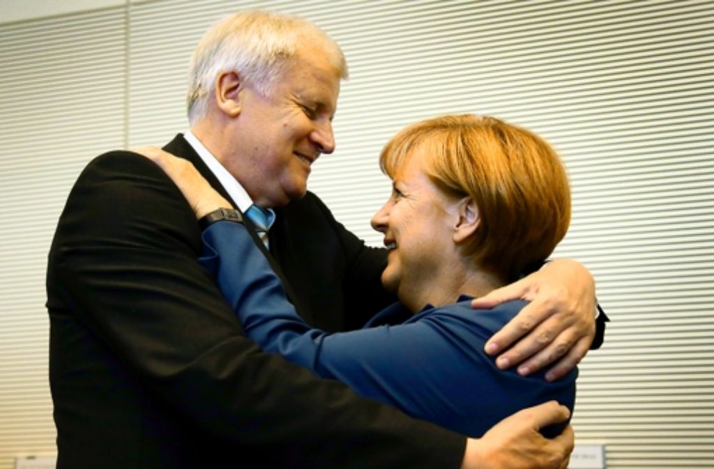 Horst Seehofer  zeigt es allen:  er hat mit Angela Merkel ein inniges Verhältnis. Foto: AP