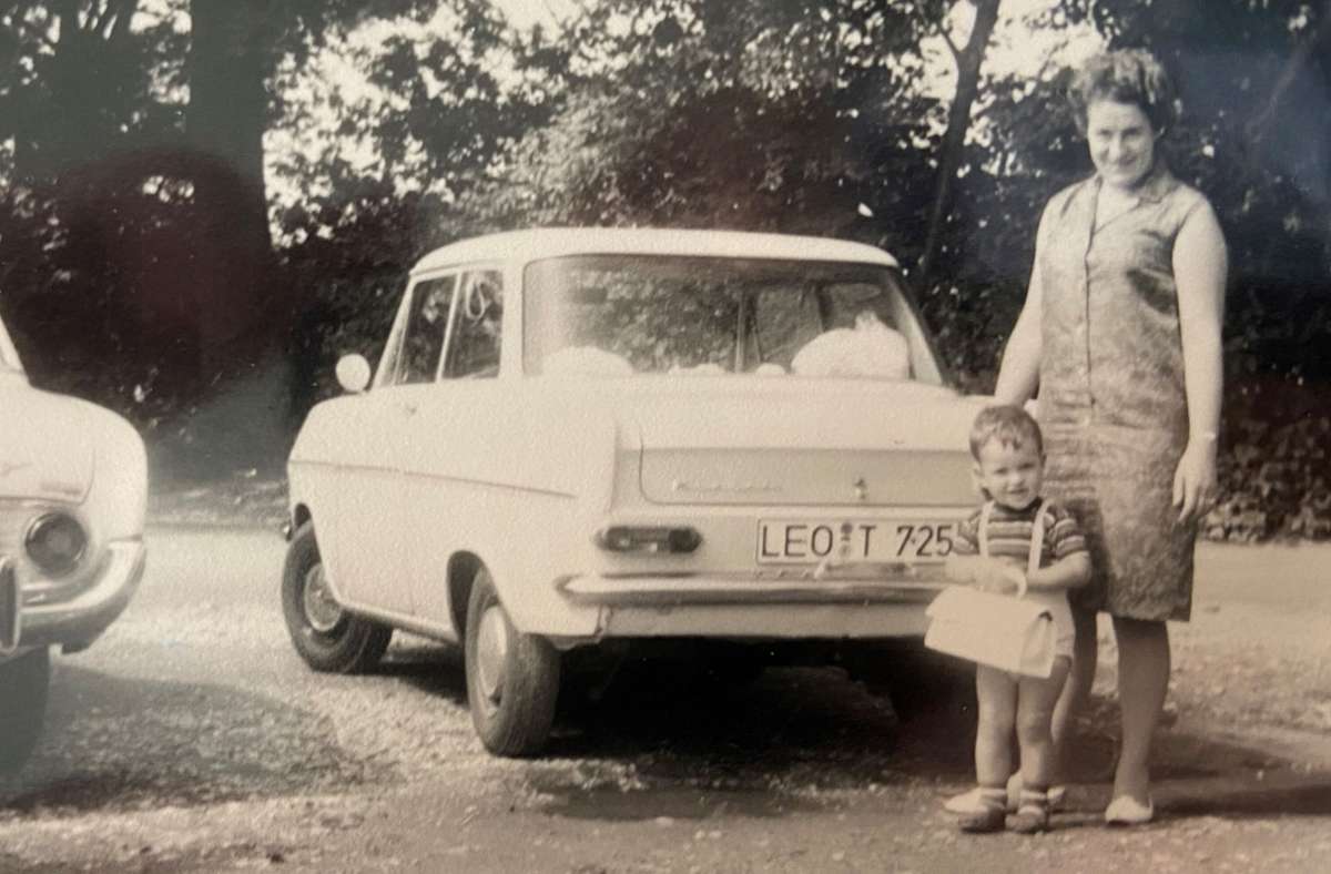 Rosl Kröz mit Sohn vor dem Opel Kadett