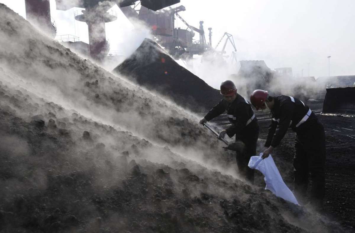 Februar 2005: In einem chinesischen Steinkohlebergwerk sterben bei einer Schlagwetterexplosion in 242 Meter Tiefe 210 Bergleute. Berichten zufolge ereignete sich die Explosion zehn Minuten nach einem Erdbeben. Es ist das schwerste Grubenunglück in China in den letzten 60 Jahren.