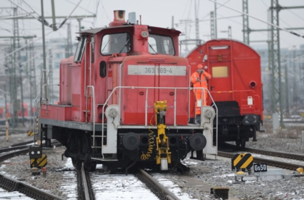 Eine Lokomotive ist am Stuttgarter Hauptbahnhof aus dem Gleis gesprungen. Mit den drei Entgleisungen im vergangenen Jahr habe das nichts zu tun, erklärt die Bahn.