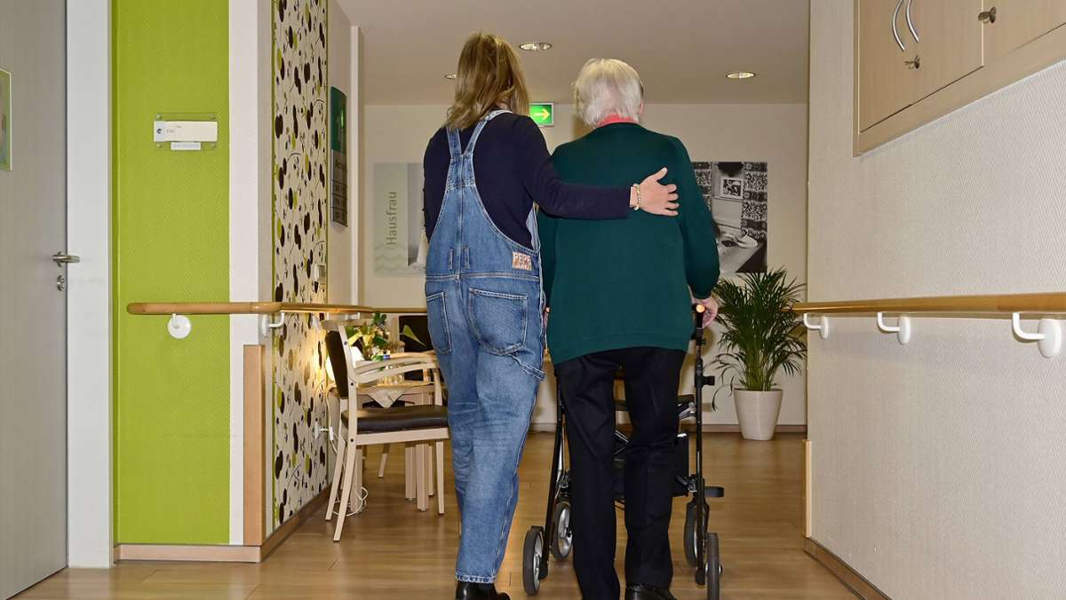 AOK im Südwesten lobt hohes Lohnniveau: Stundenlohn von 22 Euro in Altenpflege