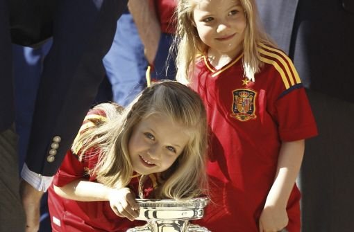 Spaniens Prizessinnen Leonor und Sofia mit dem EM-Pokal. Foto: EFE