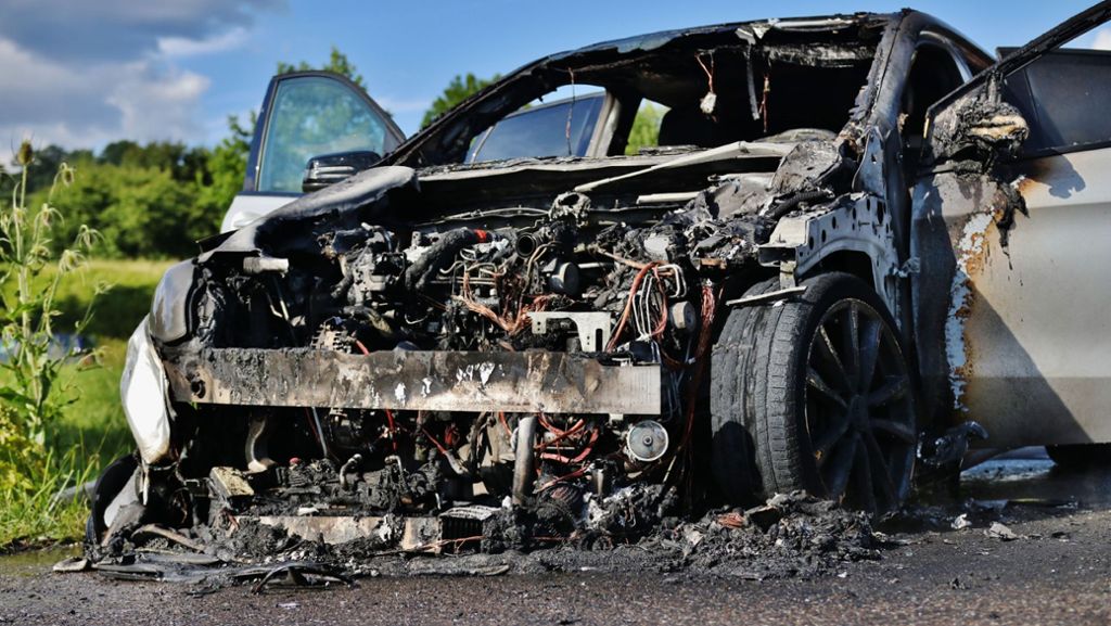 Schorndorf: Mercedes brennt auf B29 komplett aus