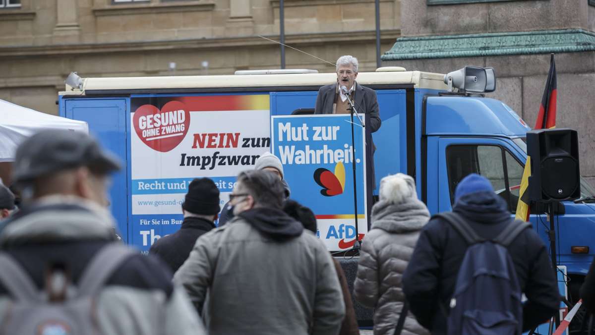  Am Samstag veranstaltete die AfD eine Demonstration in Stuttgart gegen die Impfpflicht. Das Bündnis „Stuttgart gegen Rechts“ hatte zu einem Protest gegen Rassismus aufgerufen. Die Polizei konnte einen direkten Zusammenstoß verhindern. 