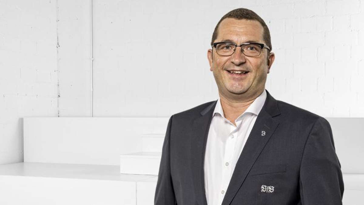 Bertram Sugg wurde als so genannter Fanvertreter im Juli 2017 in den Aufsichtsrat der VfB AG berufen. Der 55-Jährige ist als Projektleiter bei der Robert Bosch GmbH tätig und Mitbegründer des VfB-Fanclubs Courage in Gerlingen.