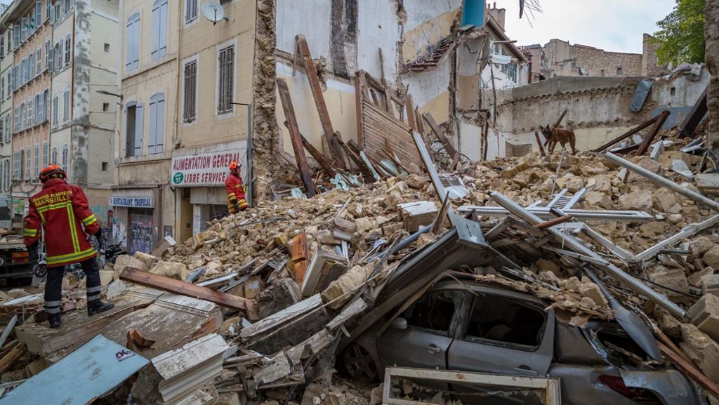  Nachdem mehrere baufällige Wohnhäuser im Zentrum von Marseille eingestürzt sind, suchen die Helfer weiterhin nach Verschütteten. Acht Menschen gelten als vermisst. 
