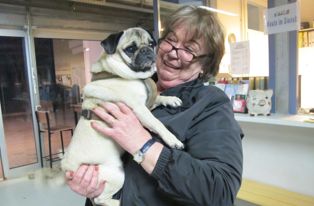 Hanne Dressler ist die Vorsitzende des Tierschutzvereins Tierfreunde Filderstadt, der das Heim betreibt. Sie mag Hunde besonders gerne.