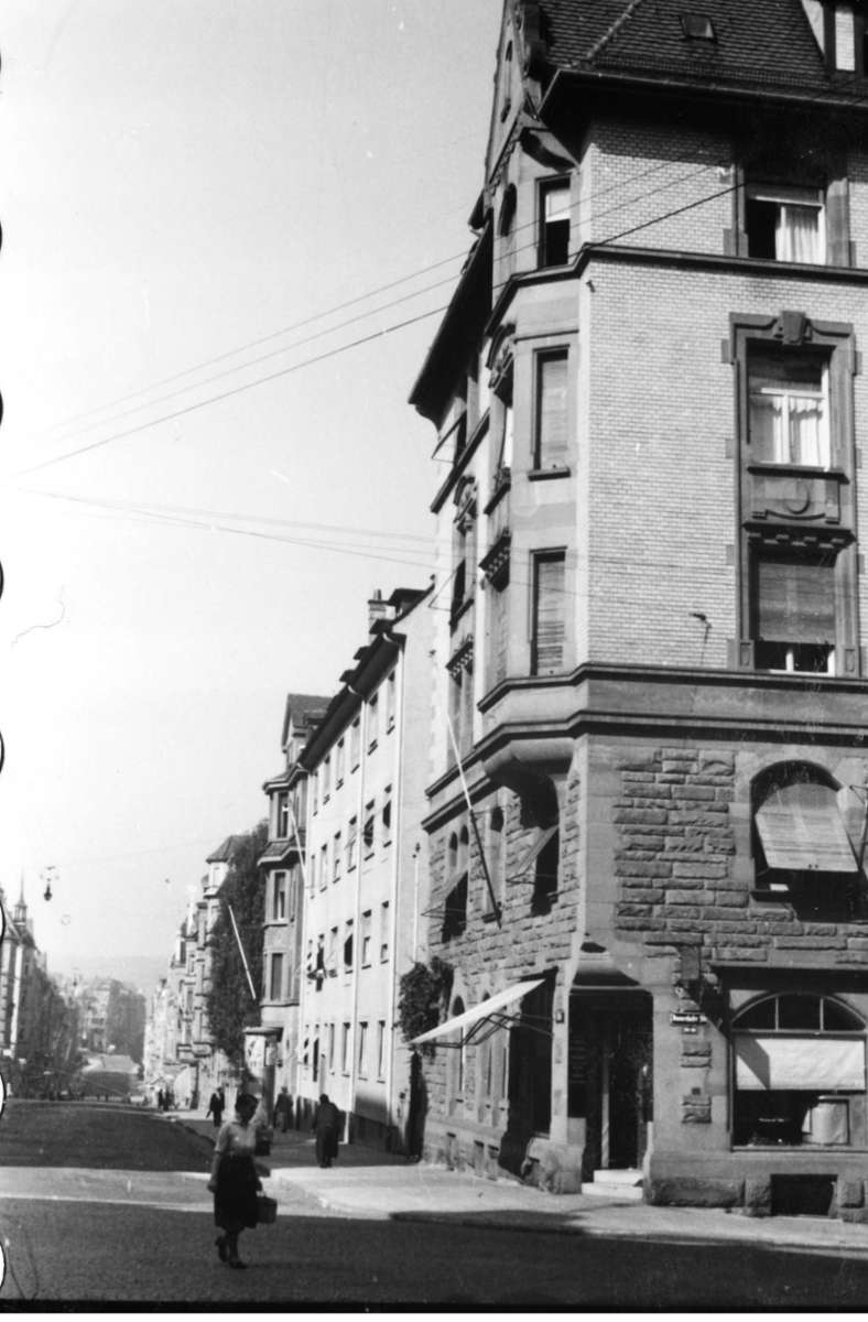 Wir starten den Rundgang an der Ecke Immenhofer / Liststraße. In dem Eckgebäude ist heute ein Café untergebracht.