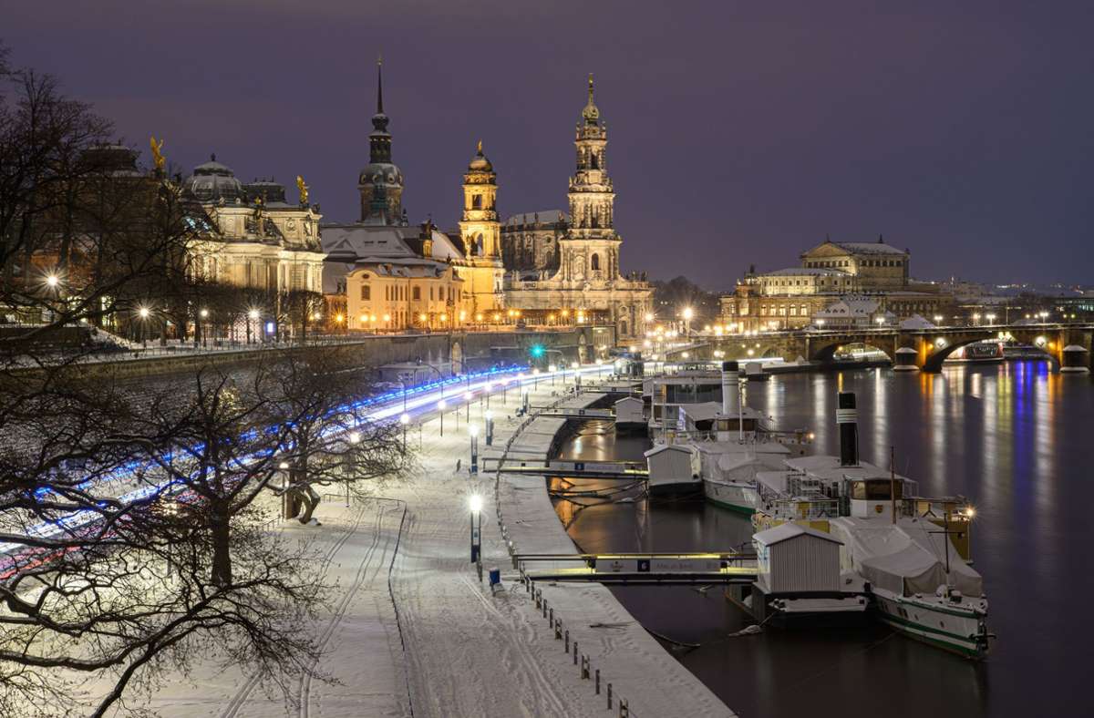 In Dresden bietet die Altstadt am Ufer der Elbe sowie der Schnee einen schönen Anblick.