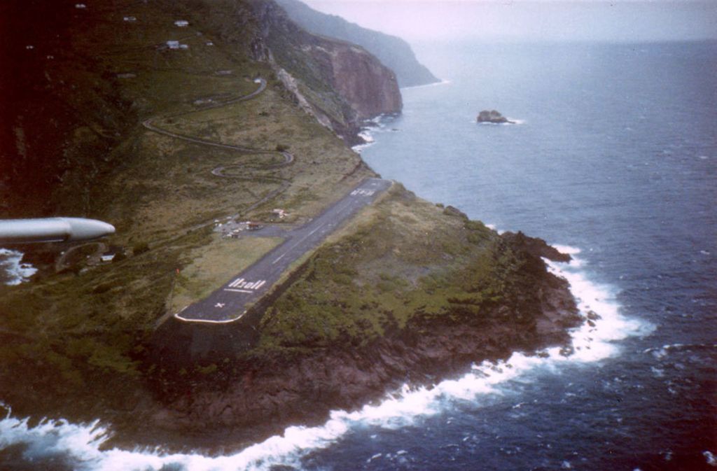 Niederländische Antillen: Mit 400 Metern Länge ist die Landebahn des Airports Juancho E. Yrausquin auf der Karibikinsel Saba (hier ein Foto von 1997) die kürzeste kommerziell genutzte Piste der Welt.
