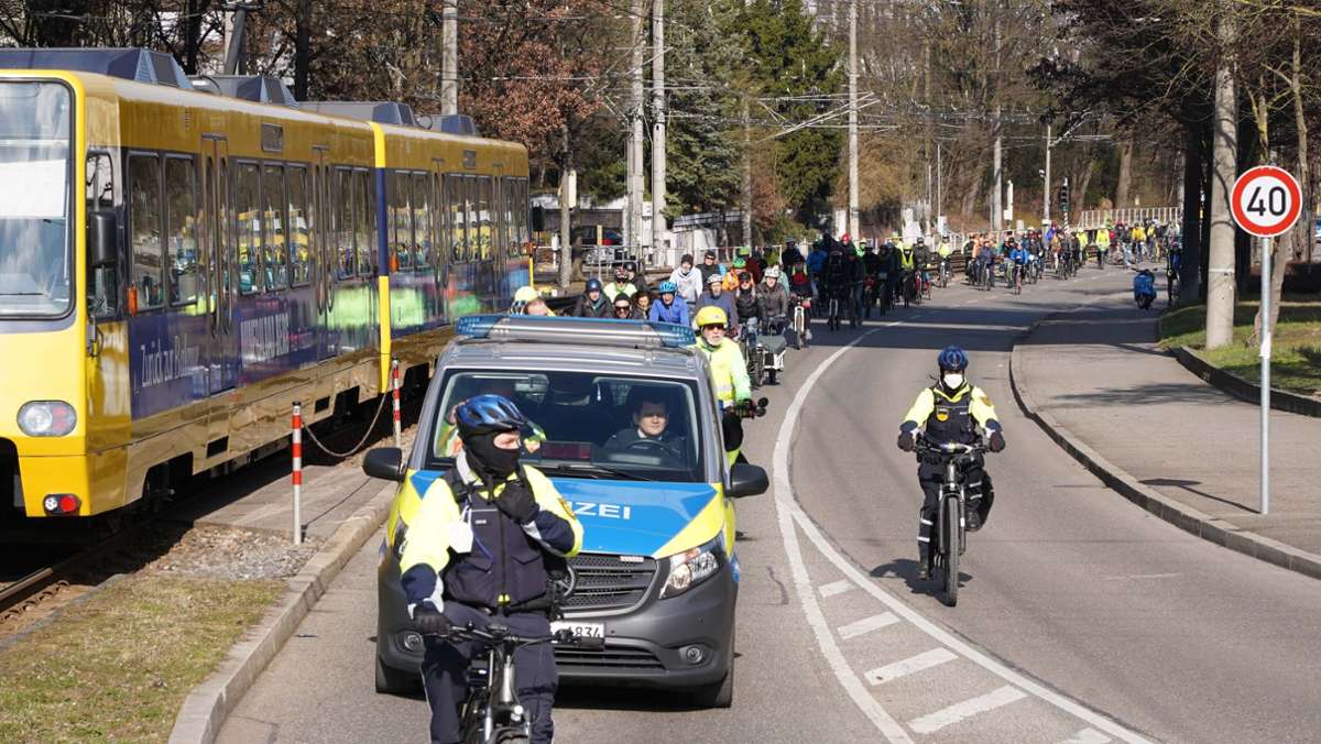 Demo in Stuttgart: Rund 100 Radfahrer demonstrieren für sicheren Radweg