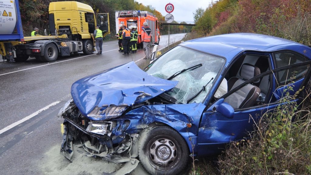 Unfall in Stuttgart-Stammheim: Auto kollidiert auf B27A mit Lkw