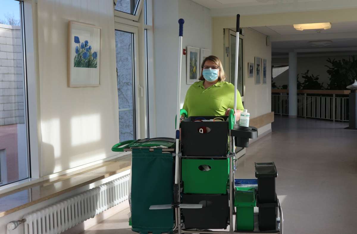 Nicole Spreng sorgt mit ihrem Team für Sauberkeit in der Filderklinik. Mit entsprechender Schutzausrüstung muss sie auch in die Zimmer der Covid-Patienten. Dort ist die Reinigung besonders aufwendig.