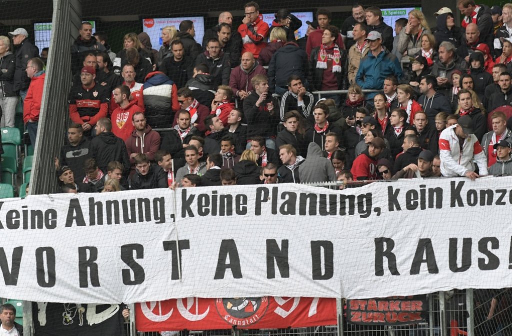 Die Fans des VfB Stuttgart machen nach dem Abstieg ihrem Ärger Luft.
