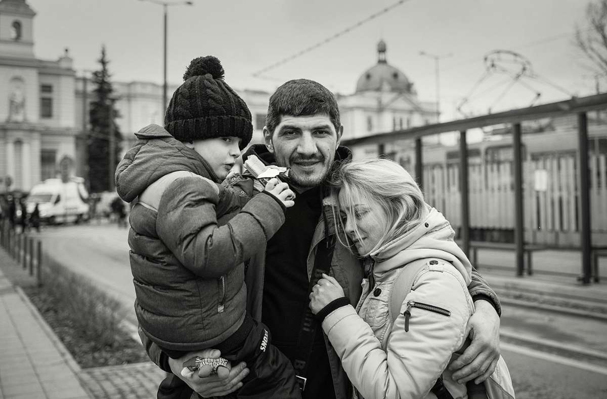 Abschied. Der Vater geht an die Front, Frau und Kinder sollen mit dem Zug in den Westen der Ukraine.