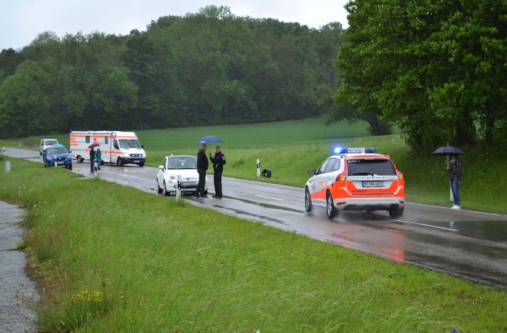Ein 21-jährige Fiat-Fahrerin war von umherfliegenden Teilen getroffen worden und erlitt – wie der 18-Jährige und die 49 Jahre alte Frau – schwere Verletzungen.