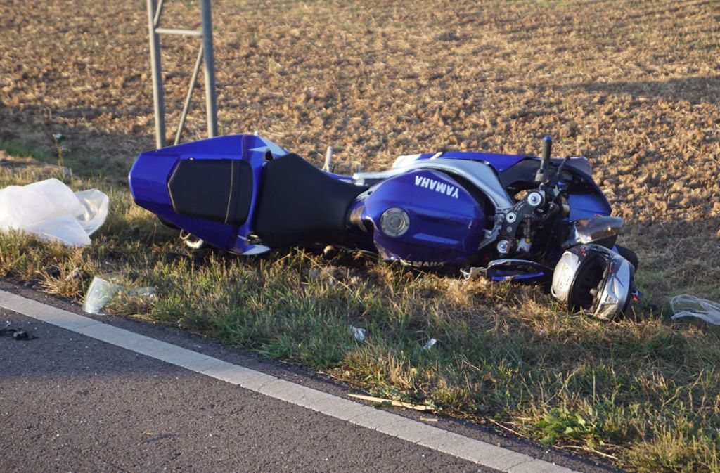 Der 21-jährige Motorradfahrer und seine 16-jährige Mitfahrerin wurden schwer verletzt.