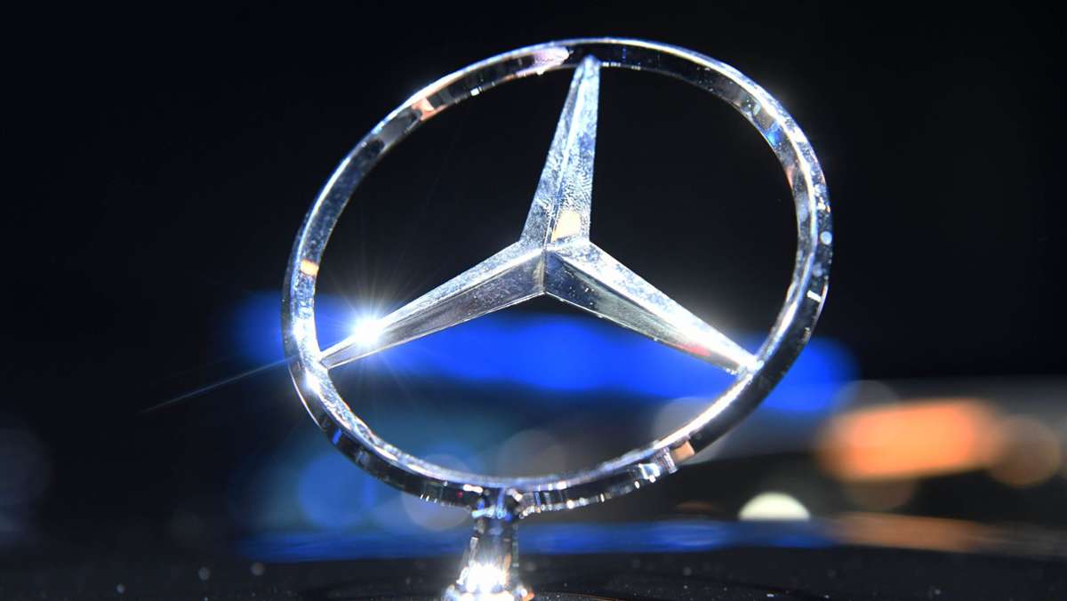  Wegen möglicher Brandgefahr müssen offenbar Hunderttausende Mercedes-Besitzer ihre Wagen stehen lassen. Der Stuttgarter Autobauer hat mit technischen Problemen zu kämpfen. 