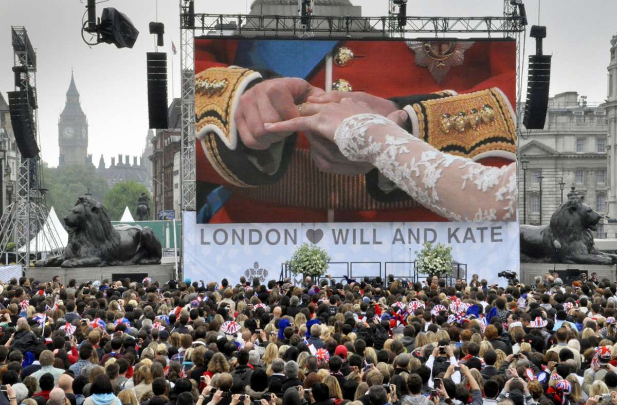 Andächtige Stille vor den Großleinwänden und unter den Lautsprechern, die die Zeremonie auf die Straßen zwischen Westminster Abbey, Downing Street, Trafalgar Square, Buckingham-Palast, The Mall und Hyde Park übertragen. Um 11.16 Uhr, Londoner Zeit, ist es endlich so weit: „I will“ versprechen sich Kate und William.