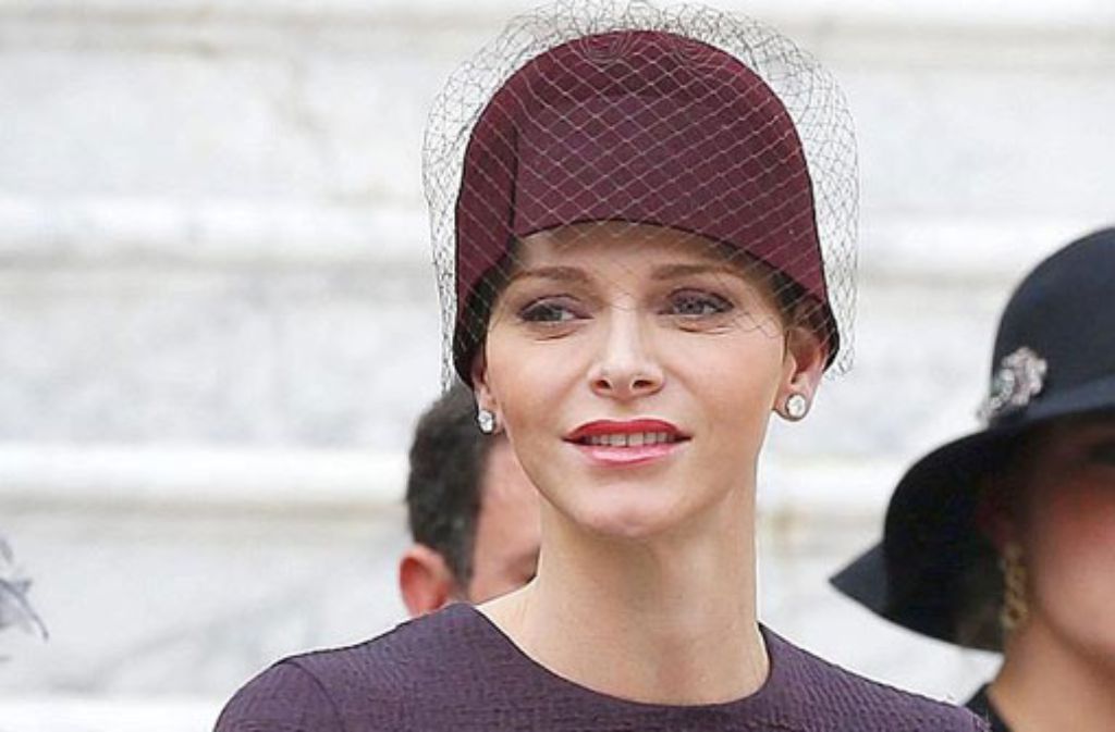Sie hat fraglos das Gesicht für eine Kurzhaarfrisur: Mitte November überraschte  Fürstin Charlène von Monaco mit einem ultrakurzen Pixie-Cut. Am Nationalfeiertag der Monegassen verschwand die neue Frisur unter einem Hütchen.