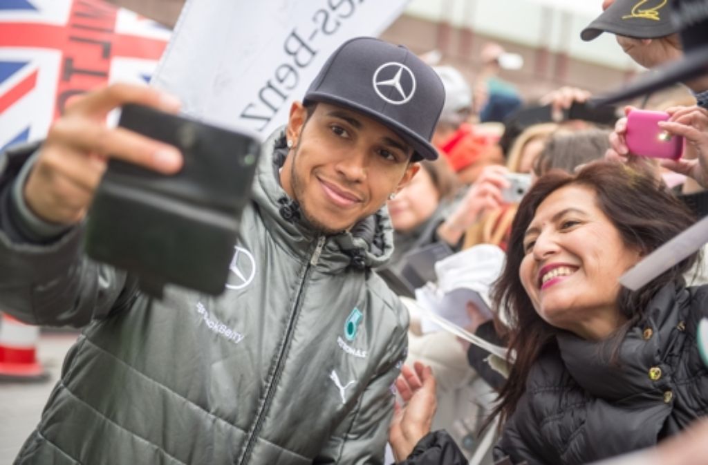 Lewis Hamilton nimmt sich in Stuttgart Zeit für seine Fans.