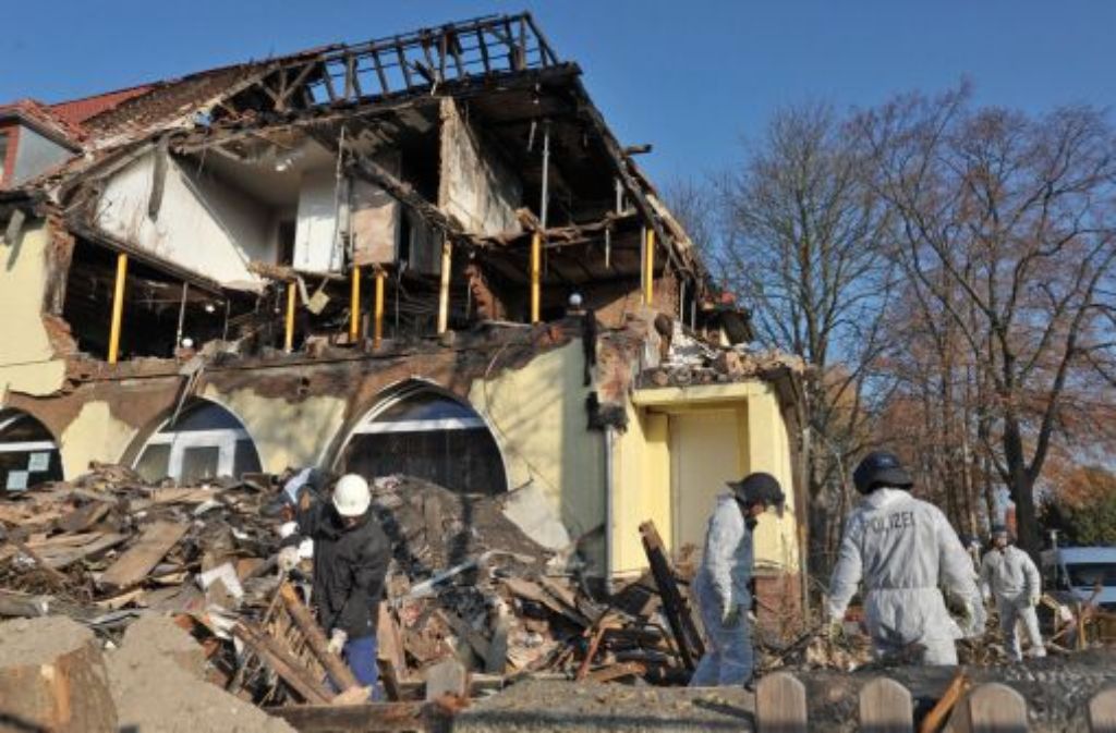Polizisten untersuchen in Zwickau die Überreste eines Hauses das bei einer Explosion zerstört wurde. Die Explosion wird mit dem Mord an einer Polizistin in Heilbronn in Verbindung gebracht