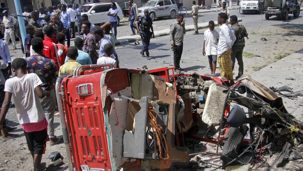  In Somalias Hauptstadt Mogadischu explodierte am Donnerstag eine Autobombe außerhalb eines Restaurants im Bezirk Waberi. Dabei wurden mindestens 16 Menschen getötet und weitere verletzt. 