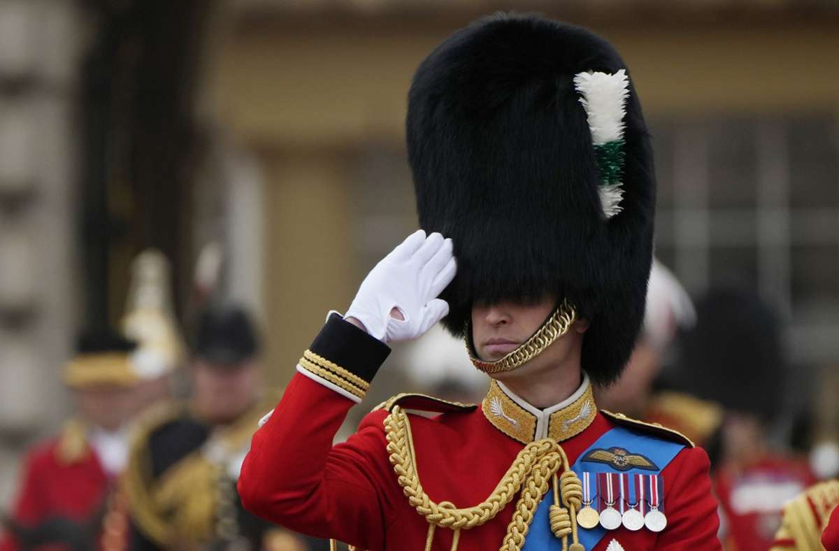 Prinz William salutiert.