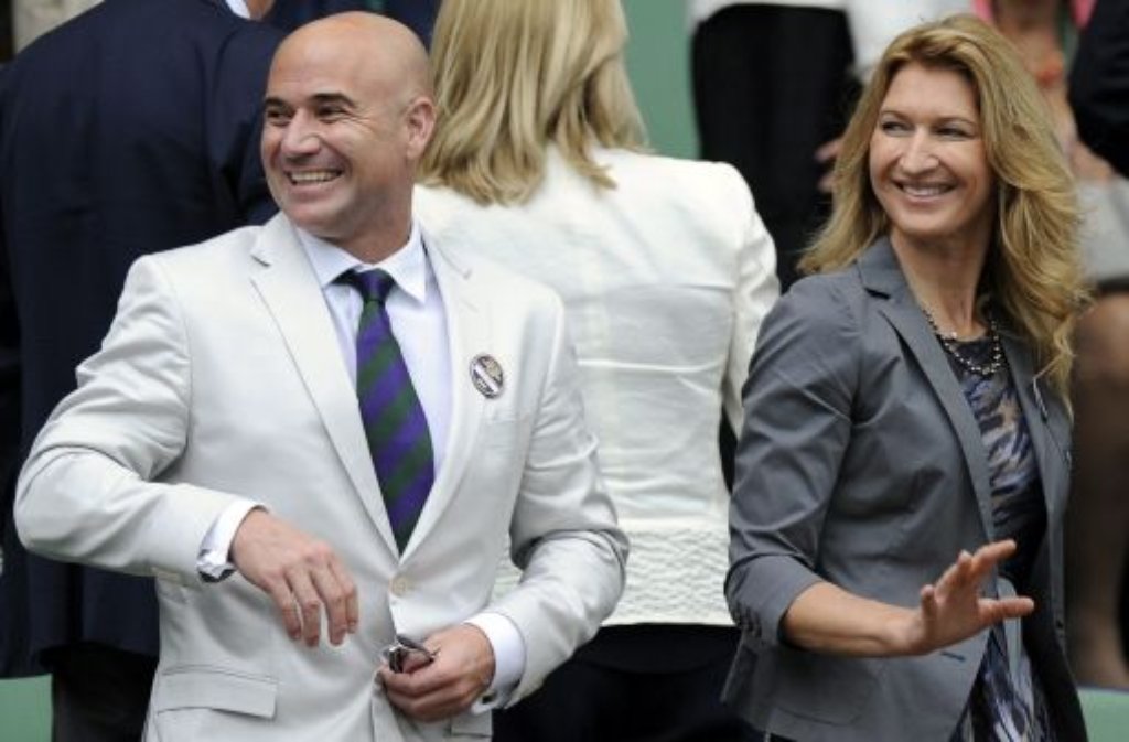 ... und neben dem Platz. Und dass Steffi Graf so befreit und glücklich lächeln kann, wie man es während ihrer ganzen beispiellosen Tenniskarriere nicht sah, zeigt: ...
