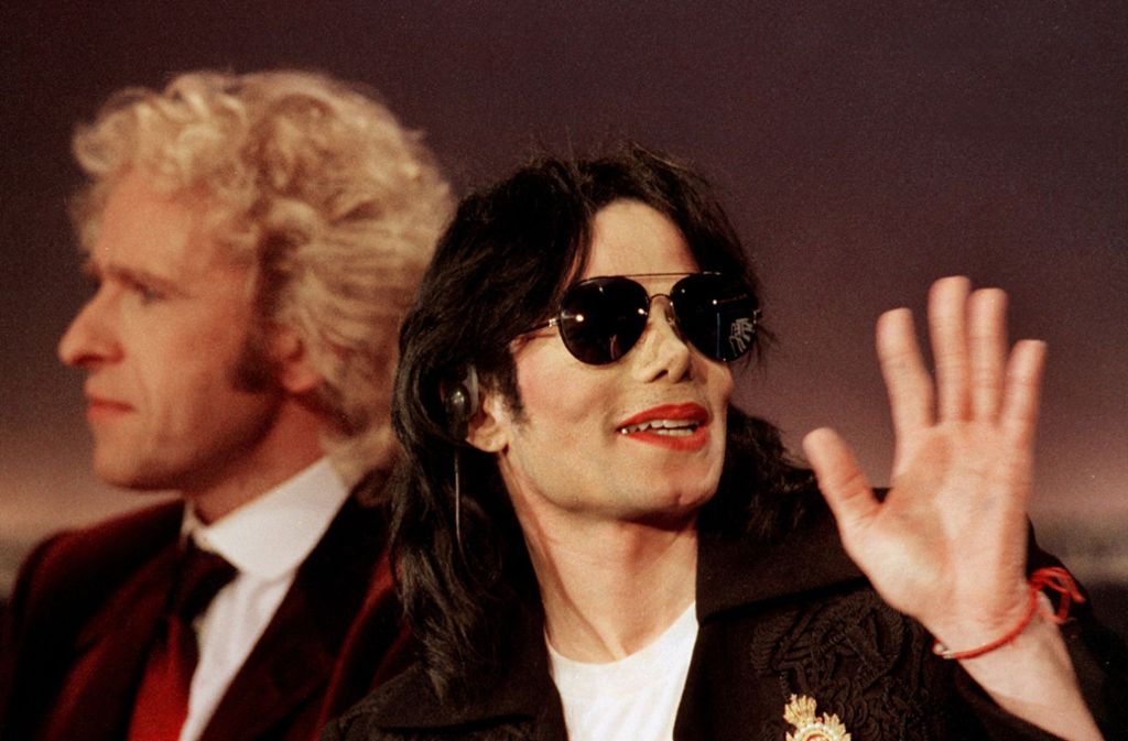 Pop-Superstar Michael Jackson (r), winkt als Gast bei „Wetten, dass..?“ am 20.03.1999 ins Publikum in der Saarbrücker Saarlandhalle.