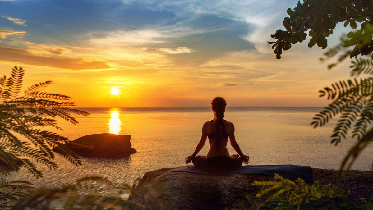 Meditieren ist eine effektive Methode, um Stress im Alltag zu bewältigen und die Konzentration zu fördern.