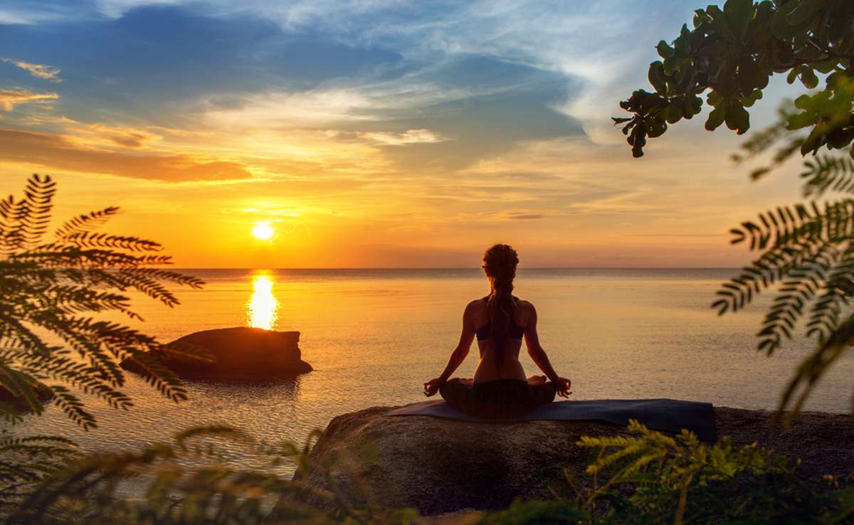 Meditieren ist eine effektive Methode, um Stress im Alltag zu bewältigen und die Konzentration zu fördern.