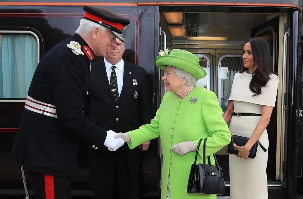 Die Royals reisten im königlichen Zug an, den die Queen gerne für Reisen durchs Land benutzt.