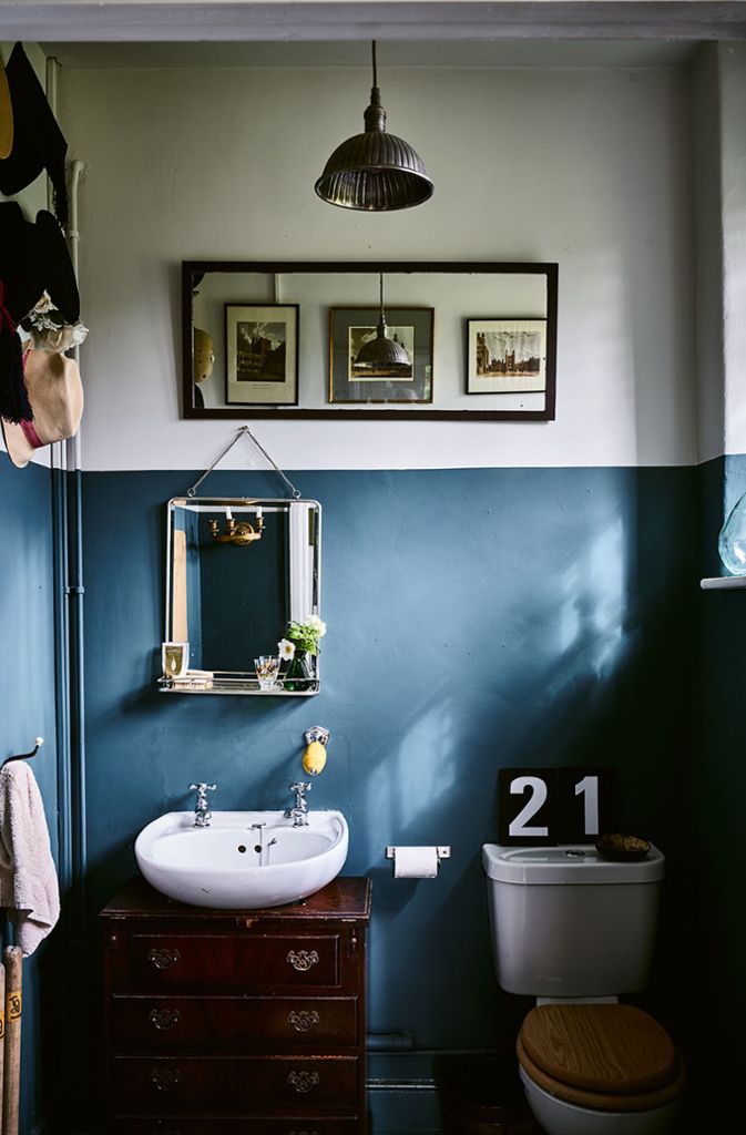 Hier das Wohnkonzept eines ehemaligen Schulhauses: kleines Bad, gestrichen mit „Inchyra Blue“ bis auf Augenhöhe, obere Wand und Decke in „School House White“ von Farrow & Ball, zu sehen in dem Buch „Glücklich Wohnen mit Farbe“ .