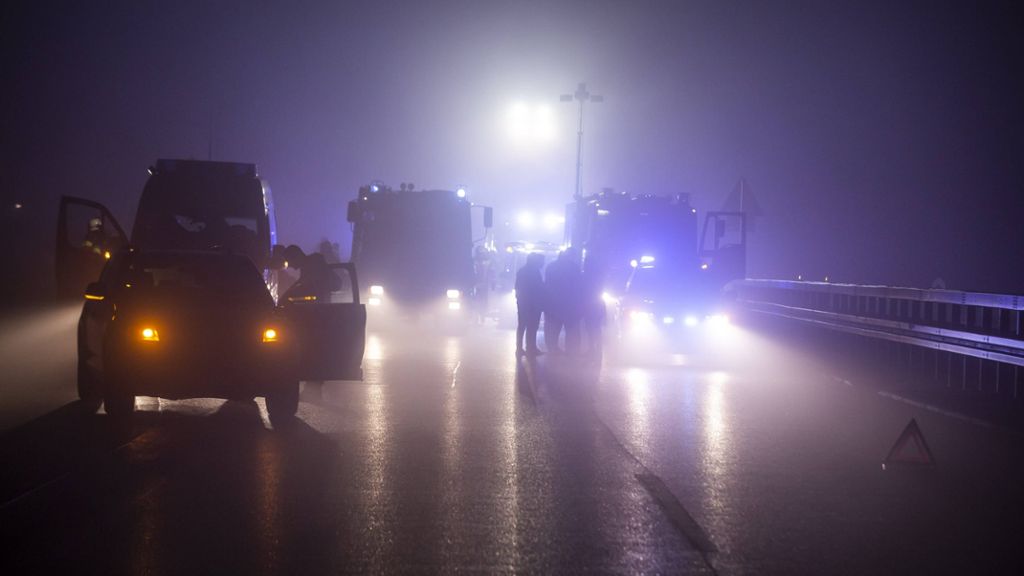Horror-Unfall auf B27 bei Aichtal: Zwei Tote und 19 Verletzte bei Karambolage im Nebel