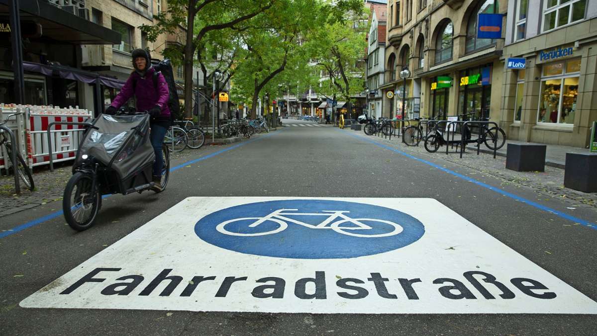  Die Fahrradstraße soll nicht mehr am Marienplatz enden, sondern weiterführen. Noch in diesem Jahr will die Stadt Stuttgart mit dem ersten Bauabschnitt beginnen. Die Umbauten sollen die Aufenthaltsqualität insgesamt heben, kosten aber auch viele Parkplätze. 