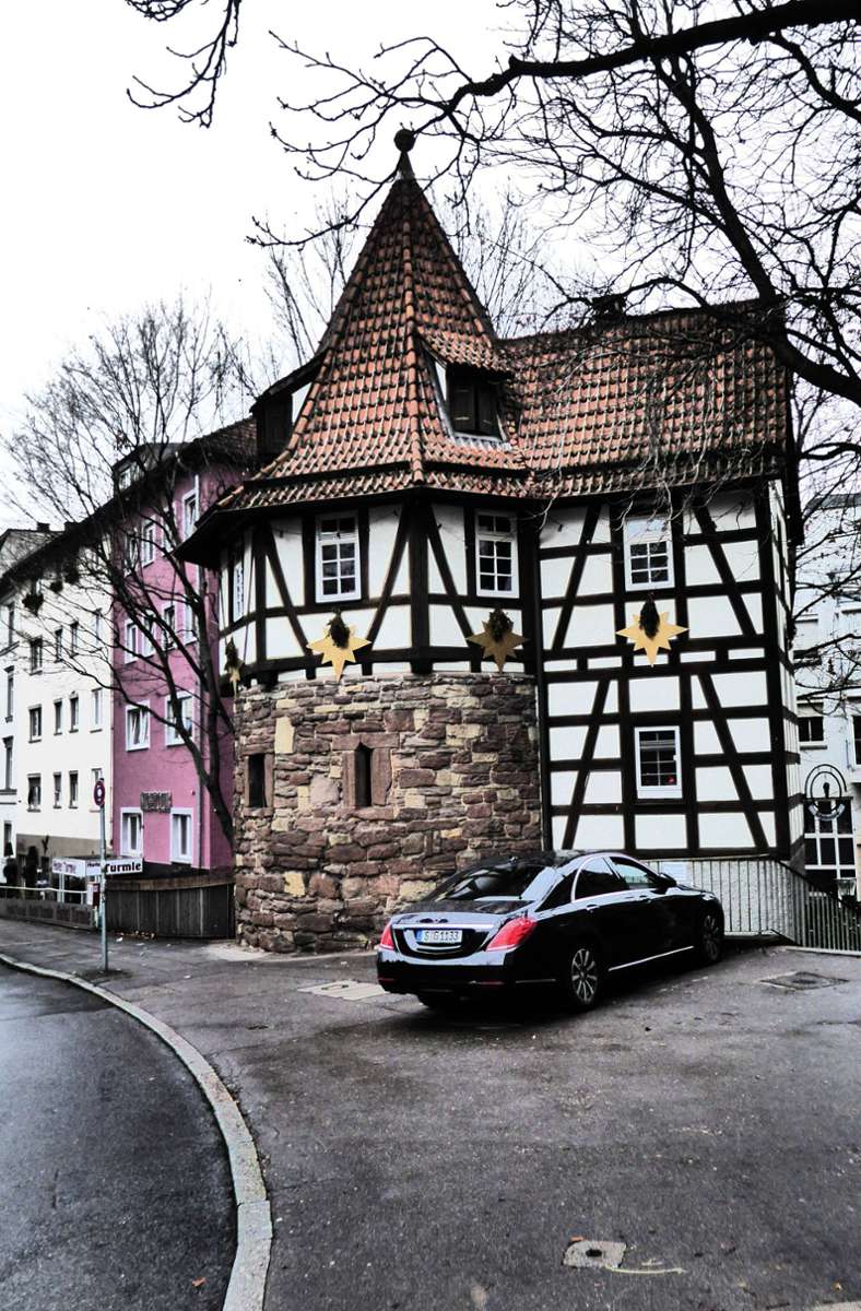 Der Schellenturm in der Weberstraße aus dem Jahr 1564 war Teil der neu erbauten äußeren Stadtmauer. Die ursprüngliche Stadtmauer entlang der heutigen König- und Eberhardstraße war durch die beiden Vorstädte des 15. Jahrhunderts überflüssig geworden. Der heutige Schellenturm hieß ursprünglich Kastkellereiturm und wurde als Lagerraum genutzt. Erst 1811 wurde er in Schellenturm umbenannt.